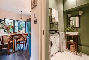 Apartamento básico, várias camas | Banheiro | Toalhas de banho, sabonete, shampoo, papel higiênico