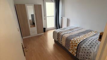 4 bedrooms, iron/ironing board, travel crib, free WiFi