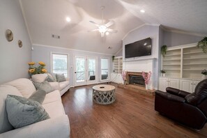 Smart TV, fireplace