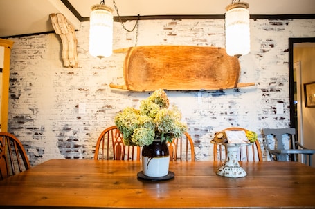 Dining. COZY 4 BEDROOM COTTAGE near Peru-NEXT TO Cafe & Vintage Market Place