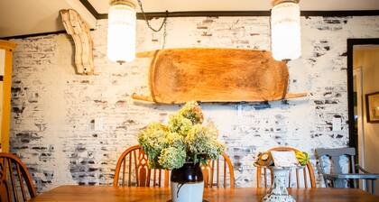 COZY 4 BEDROOM COTTAGE near Peru-NEXT TO Cafe & Vintage Market Place