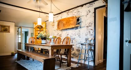 COZY 4 BEDROOM COTTAGE near Peru-NEXT TO Cafe & Vintage Market Place