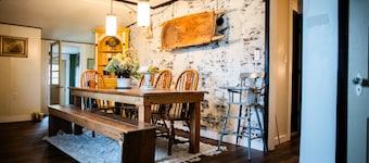 COZY 4 BEDROOM COTTAGE near Peru-NEXT TO Cafe & Vintage Market Place