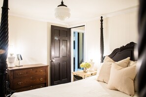 4 bedrooms, iron/ironing board, WiFi, bed sheets - COZY 4 BEDROOM COTTAGE near Peru-NEXT TO Cafe & Vintage Market Place (Peru)