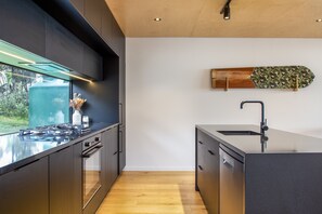 Private kitchen - Piha House with Breathtaking Views (Piha)