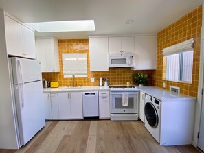 Fridge, microwave, oven, dishwasher - Bright and Spacious North Park Guesthouse (San Diego)