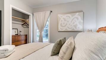 1 dormitori, planxa i posts de planxar, wifi i roba de llit