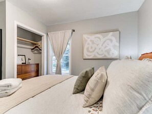 1 bedroom, iron/ironing board, WiFi, bed sheets - Modern 1BR/1BA Chic UrbanRetreat (Ames)