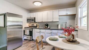 Coffee/tea maker, fridge, microwave, oven