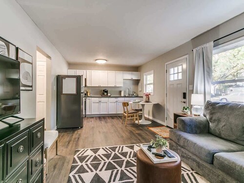 Modern 1BR/1BA Chic UrbanRetreat