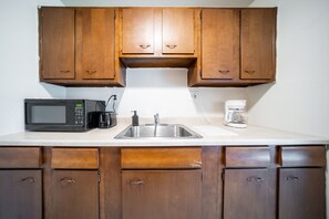 Jääkaappi, mikroaaltouuni, liesi, astianpesukone