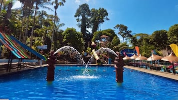 4 albercas al aire libre y sombrillas en la alberca