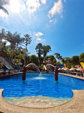 4 outdoor pools, pool umbrellas, lifeguards on site - Hostería D'Carlos Aqua Park  (Santo Domingo de los Colorados)