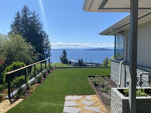Un jardín ajardinado con vistas al mar y a las montañas.