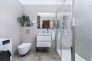 Dusche, Haartrockner, Handtücher, Seife