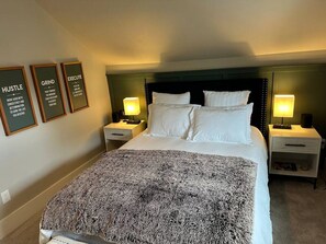 2 bedrooms, desk, iron/ironing board, WiFi - Ava's Castle-Central Hood River (Hood River)