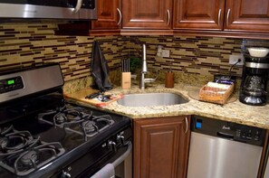 Microwave, stovetop - A laid-back studio few minutes from Wrigley Field (Chicago)