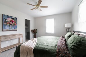 3 bedrooms, iron/ironing board, travel cot, WiFi - Minutes to downtown Apex! Freshly renovated! Sleeps up to 8! Big backyard!  (Apex)