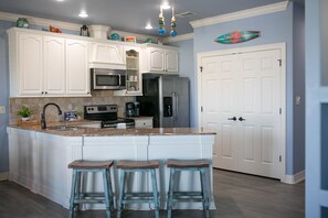 Kjøleskap, mikrobølgeovn, ovn og kokeplater