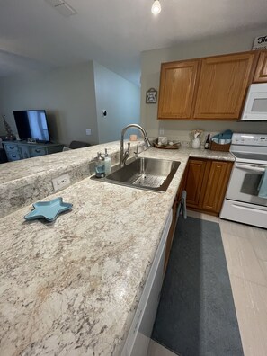 Fridge, microwave, oven, stovetop - THE VILLAGES! NEAR LAKE SUMPTER! GOLFING,PICKLEBALL, POOLS, GOLF CART INCLUDED! (The Villages)