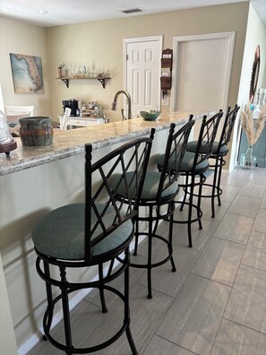 Dining - THE VILLAGES! NEAR LAKE SUMPTER! GOLFING,PICKLEBALL, POOLS, GOLF CART INCLUDED! (The Villages)