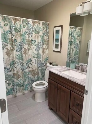 Dusche, Haartrockner, Handtücher, Seife