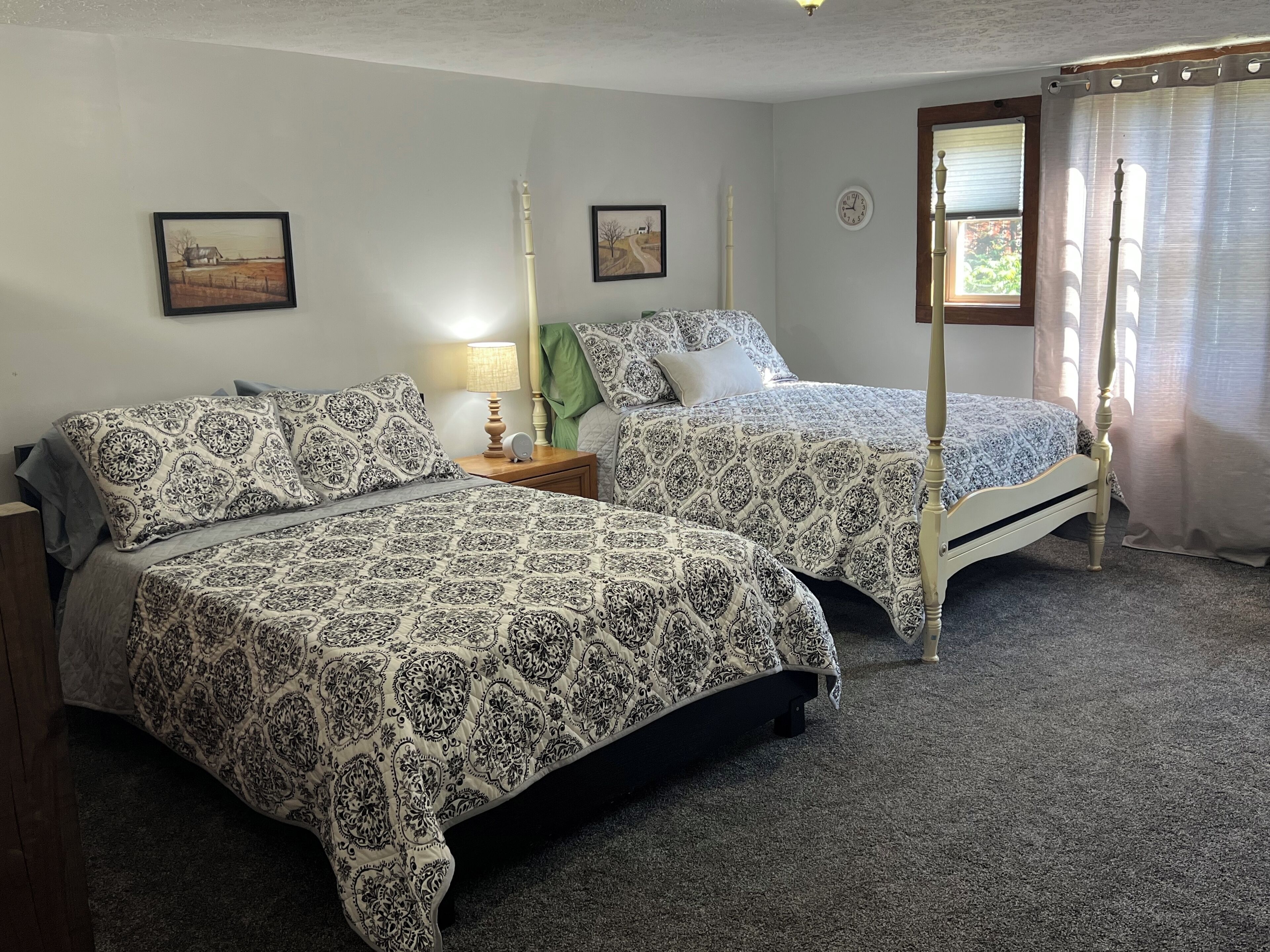 2 室のベッドルーム、デスク、WiFi (無料)、ベッドシーツ