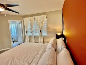 2 bedrooms, iron/ironing board, WiFi, bed sheets - Comfy 2 Bedroom / 2 Bath Atlanta Getaway With Free Parking & Fast WIFI (Sandy Springs)