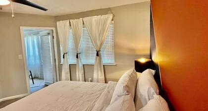 Comfy 2 Bedroom / 2 Bath Atlanta Getaway With Free Parking & Fast WIFI
