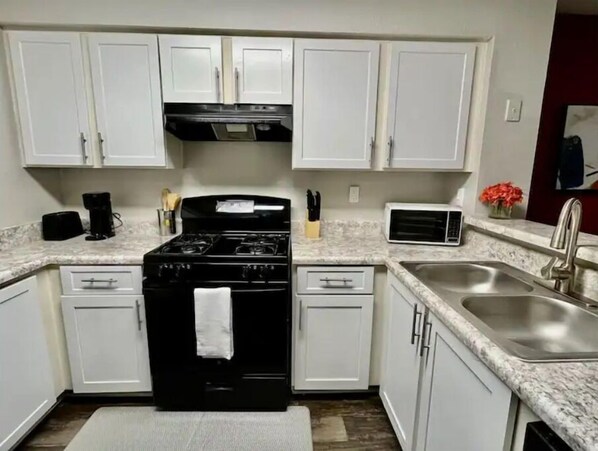 Private kitchen - Comfy 2 Bedroom / 2 Bath Atlanta Getaway With Free Parking & Fast WIFI (Sandy Springs)