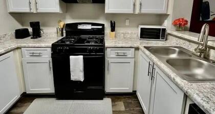 Comfy 2 Bedroom / 2 Bath Atlanta Getaway With Free Parking & Fast WIFI