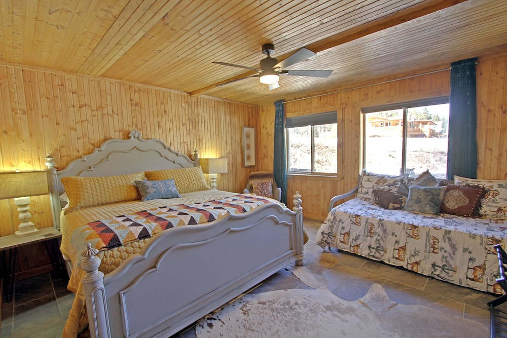 Peace Like a River Mountain Home Cabin Red River, New Mexico, Hot Tub