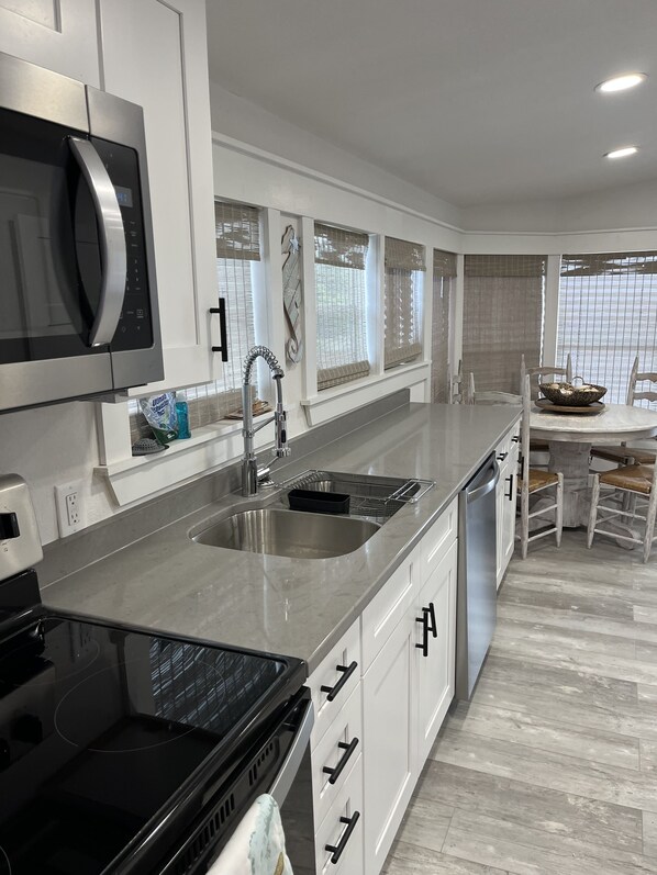 Fridge, microwave, oven, stovetop - Sunray Oasis (Port St. Joe)