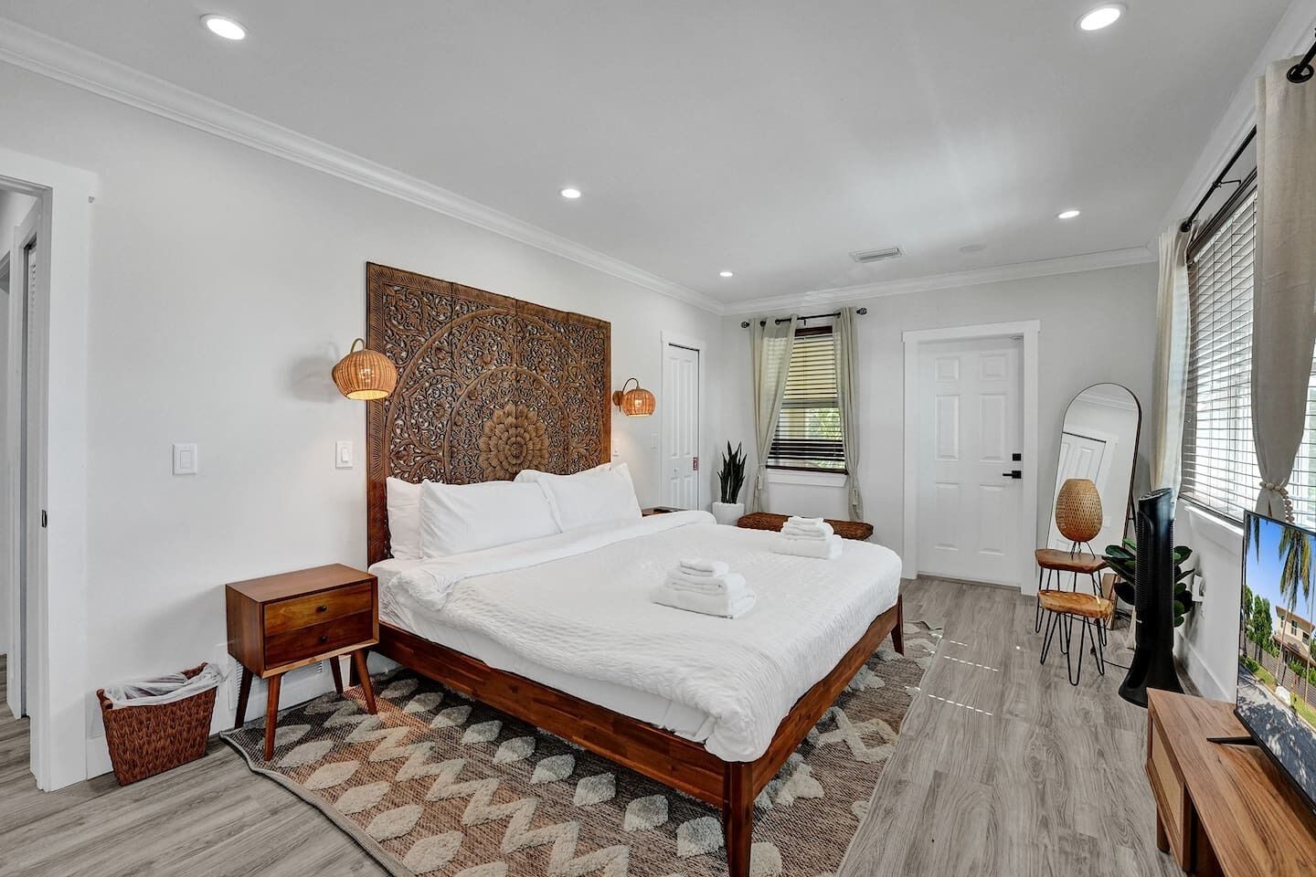 4 bedrooms, desk, iron/ironing board, travel crib