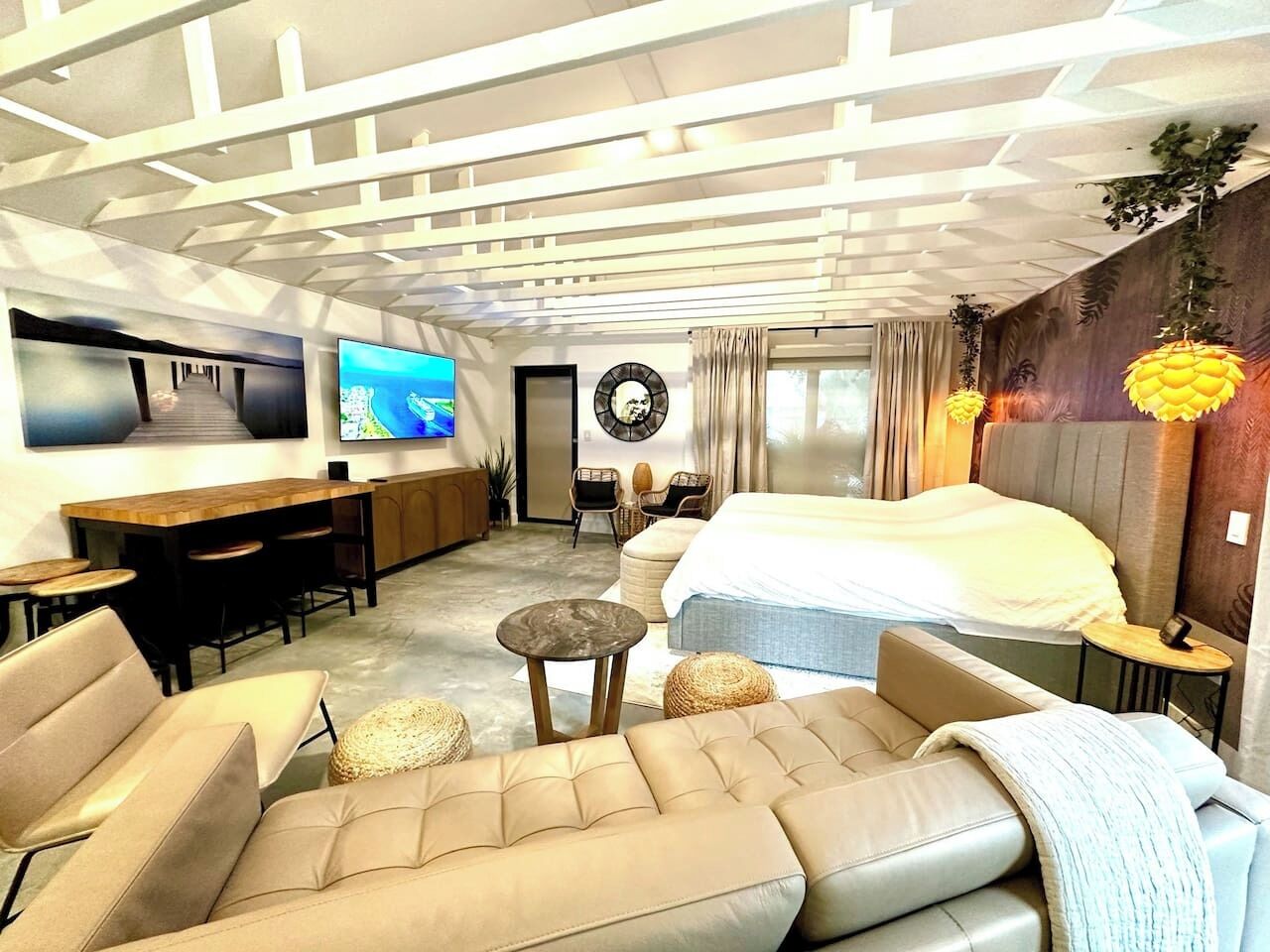 4 sovrum, skrivbord, strykjärn/strykbräda och resesäng