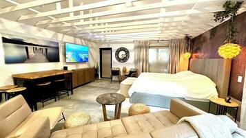 4 sovrum, skrivbord, strykjärn/strykbräda och resesäng