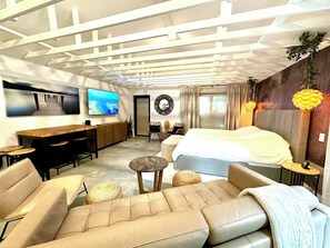 4 habitaciones, escritorio y tabla de planchar con plancha 