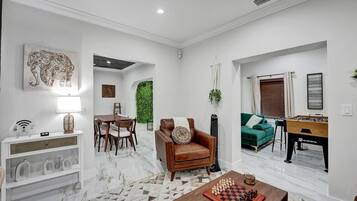 Smart-tv, eldstad, tv-spel och bordsfotboll