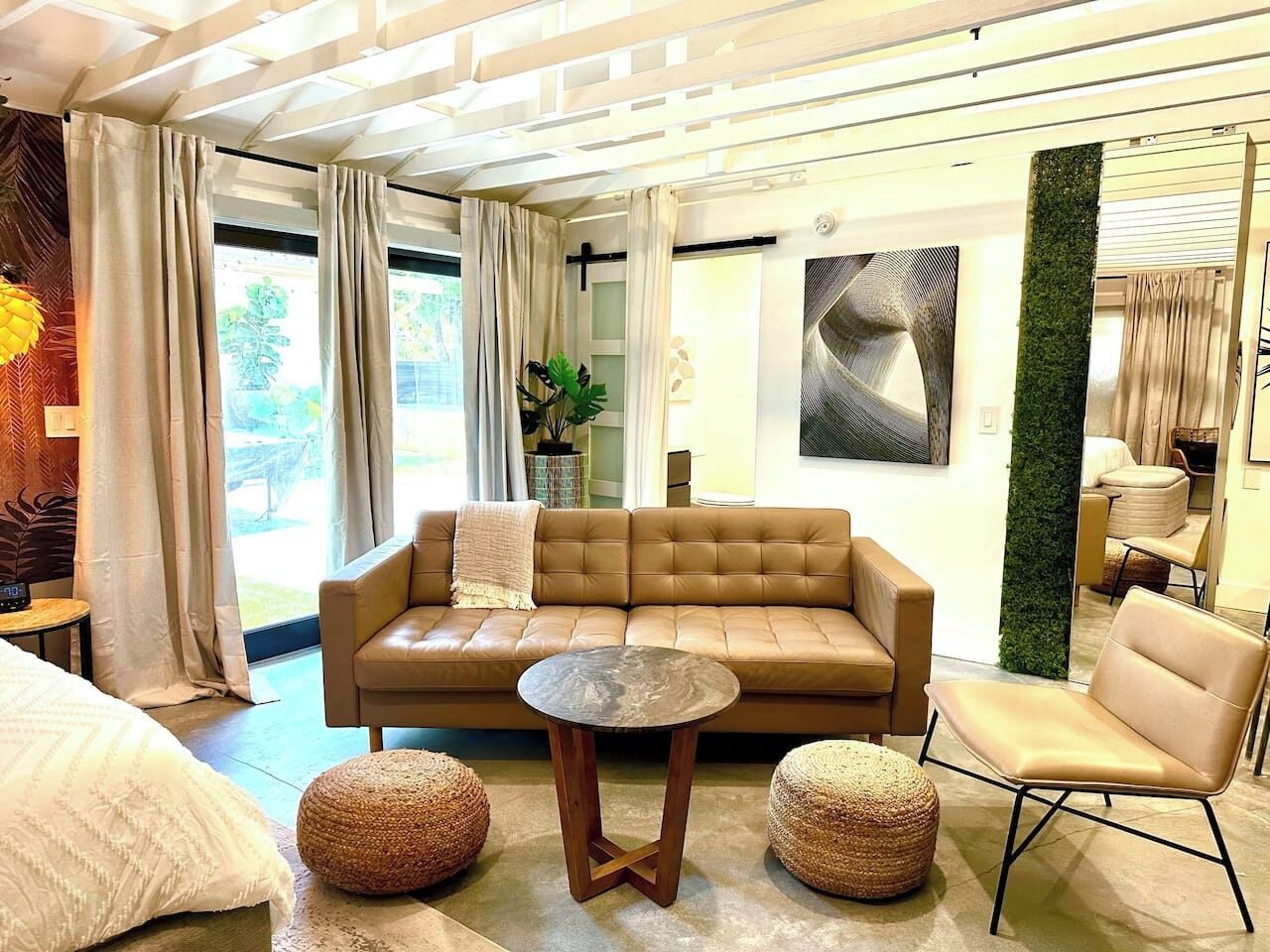 Smart TV, chimenea, videojuegos, futbolito