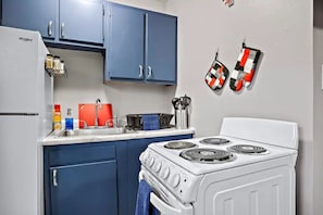Kühlschrank, Mikrowelle, Ofen, Herdplatte