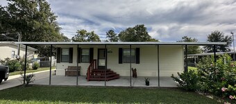 Waterfront Fishing Retreat. Near Dunns Creek, Crescent Lake, St John's River