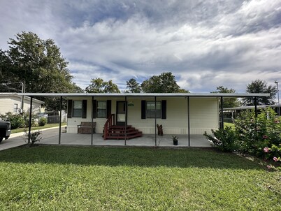 Waterfront Fishing Retreat. Near Dunns Creek, Crescent Lake, St John's River
