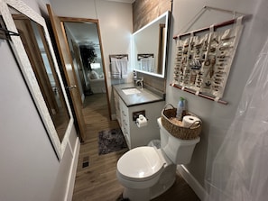 Toallas, jabón, shampoo, papel de baño