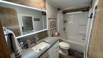 Serviettes fournies, savon, shampoing, papier toilette