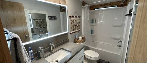 Serviettes fournies, savon, shampoing, papier toilette