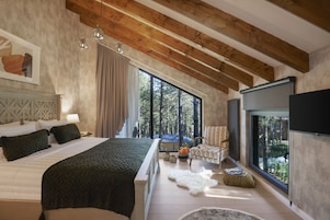 2 bedrooms, in-room safe, laptop workspace, blackout drapes