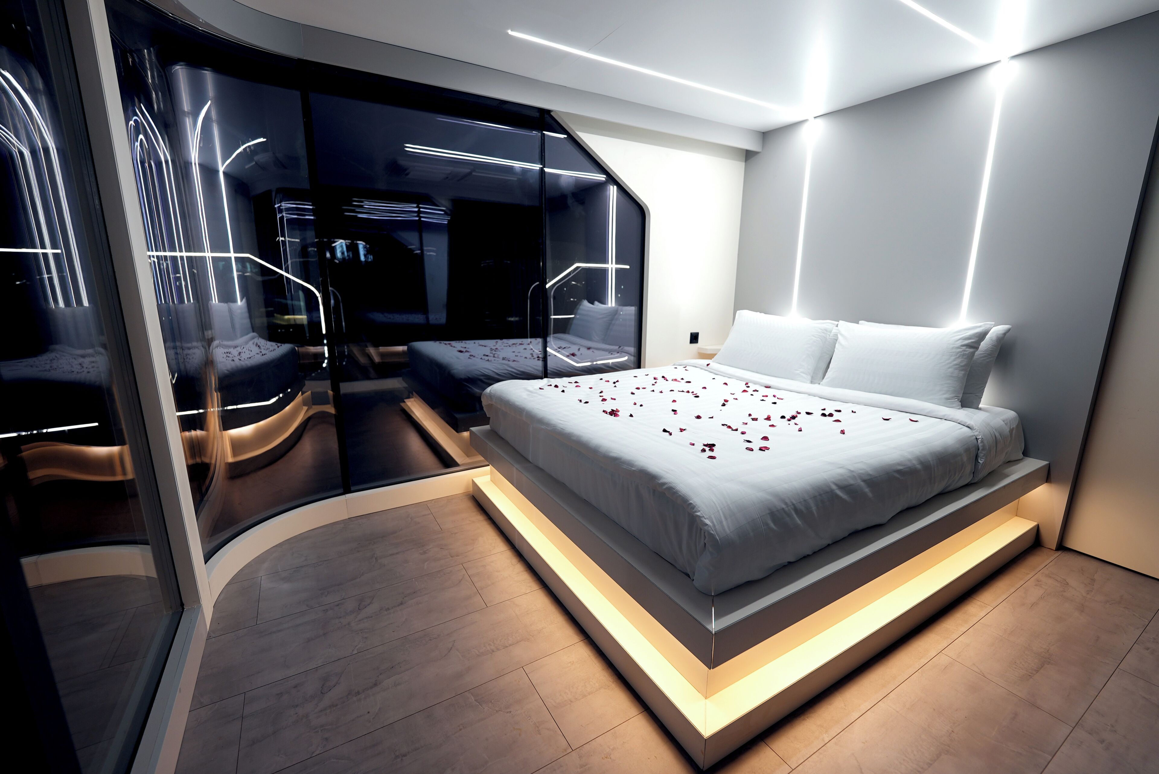 CAPSULE | Badrum | Dusch, hårtork, badrock och tofflor