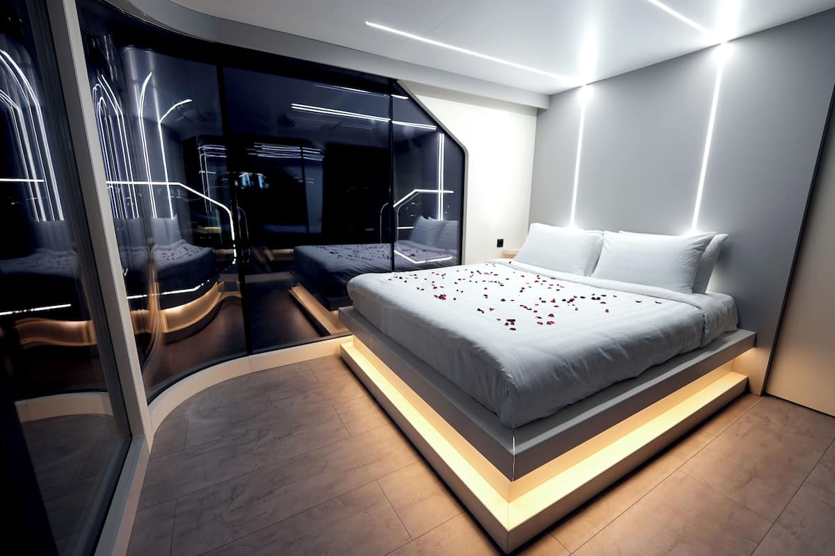 CAPSULE | Badrum | Dusch, hårtork, badrock och tofflor