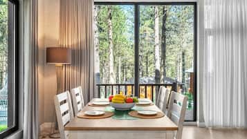 Villa familiar | Área de sala de estar | Smart TV de 60 pulgadas con canales digitales y piso con calefacción