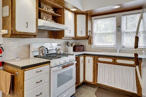 Fridge, microwave, oven, stovetop - Cozy Hart Getaway w/ Fire Pit < 1 Mi to Lake! (Hart)